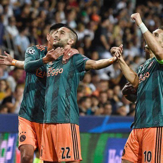 与加泰罗尼 与加泰罗尼